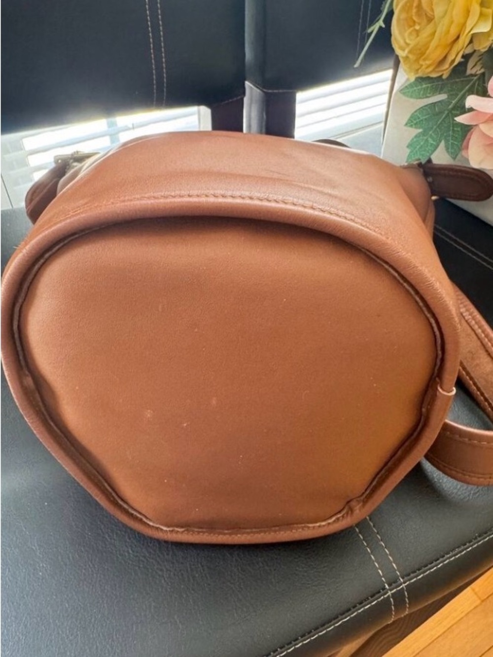 Vintage COACH Helen 9953 British Tan Leather Duffle Feed Sac - Picture 4 of 10